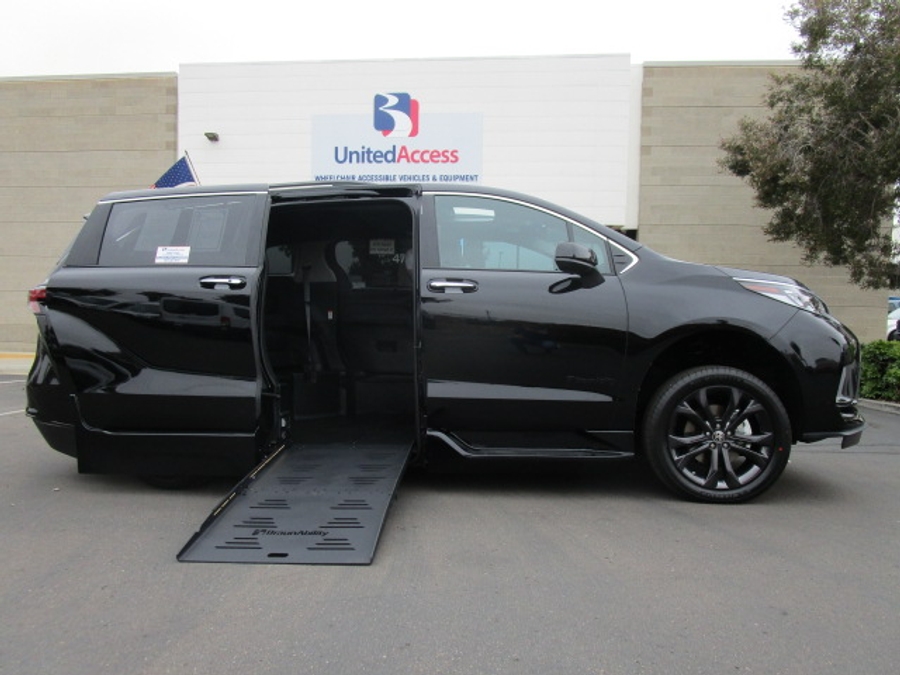 New 2025 Toyota Sienna Hybrid XSE Sport - BraunAbility Side Entry Entry In Floor Automatic Ramp