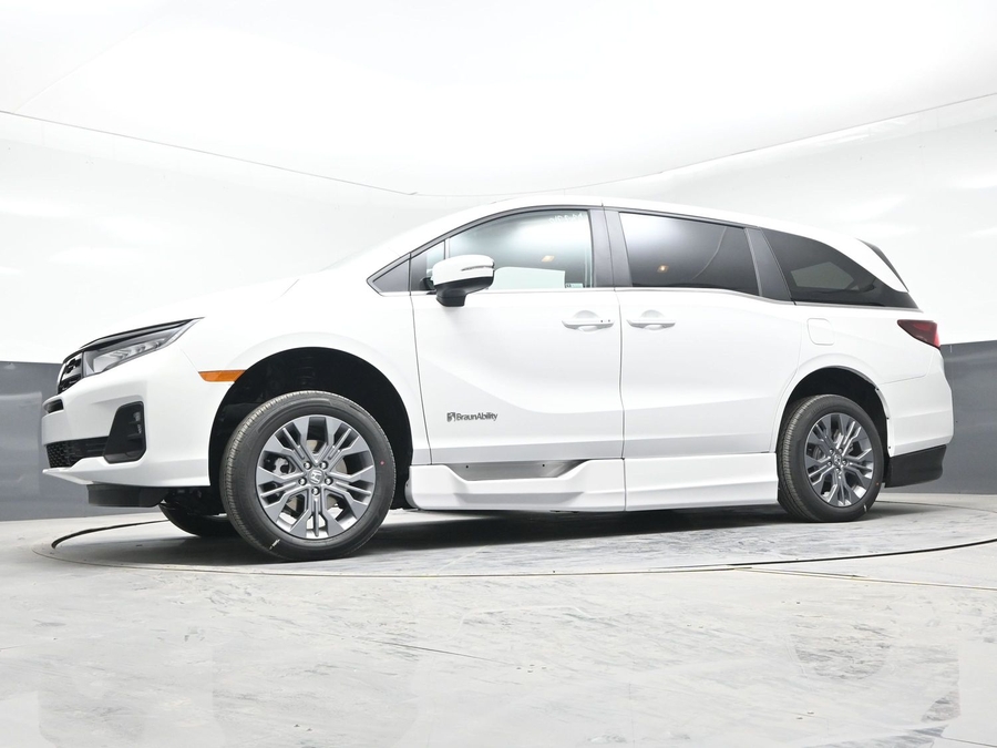 White Honda Odyssey image number 19