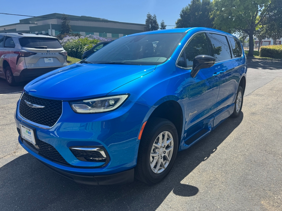 Blue Chrysler Pacifica image number 1