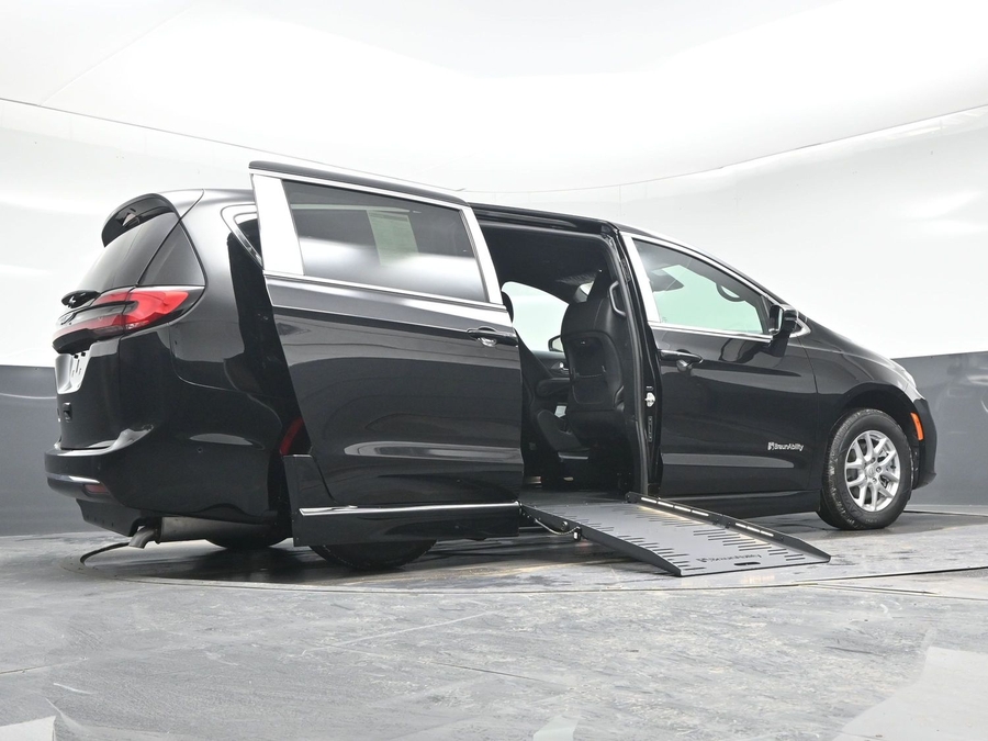 Black Chrysler Pacifica image number 21