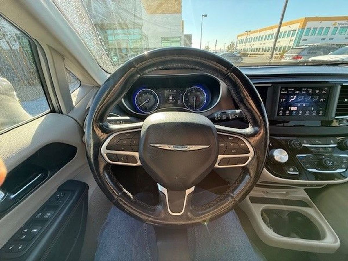 Silver Chrysler Pacifica image number 8