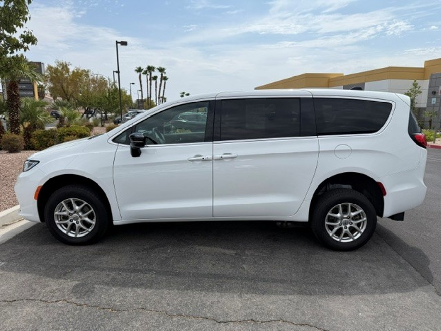 White Chrysler Pacifica image number 10
