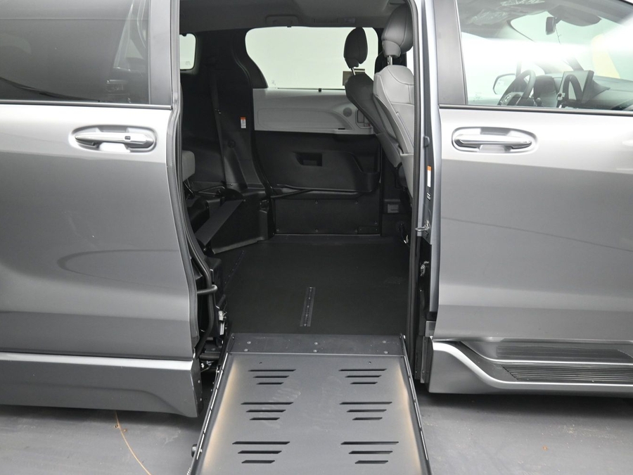 New 2026 Toyota Sienna Hybrid XLE Base - BraunAbility Side Entry Fold Out Automatic Ramp