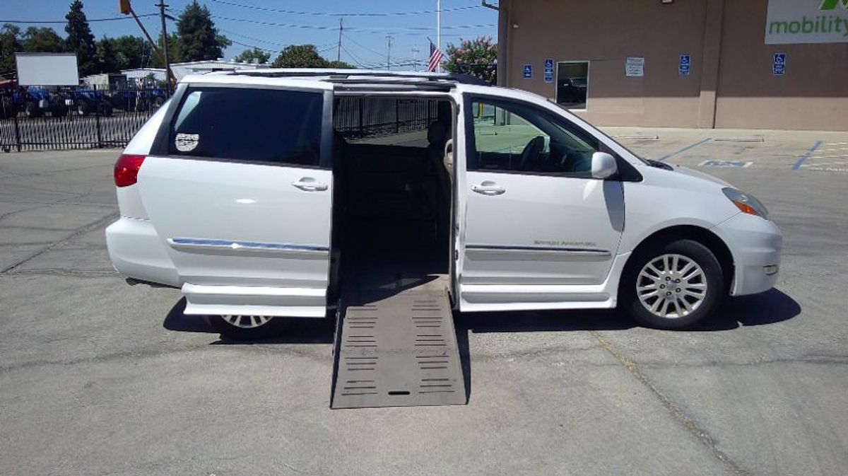 2008 TOYOTA SIENNA - Image 1