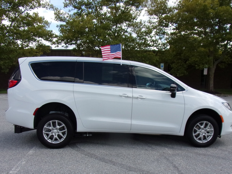 2027 Chrysler Voyager LX - Photo 11