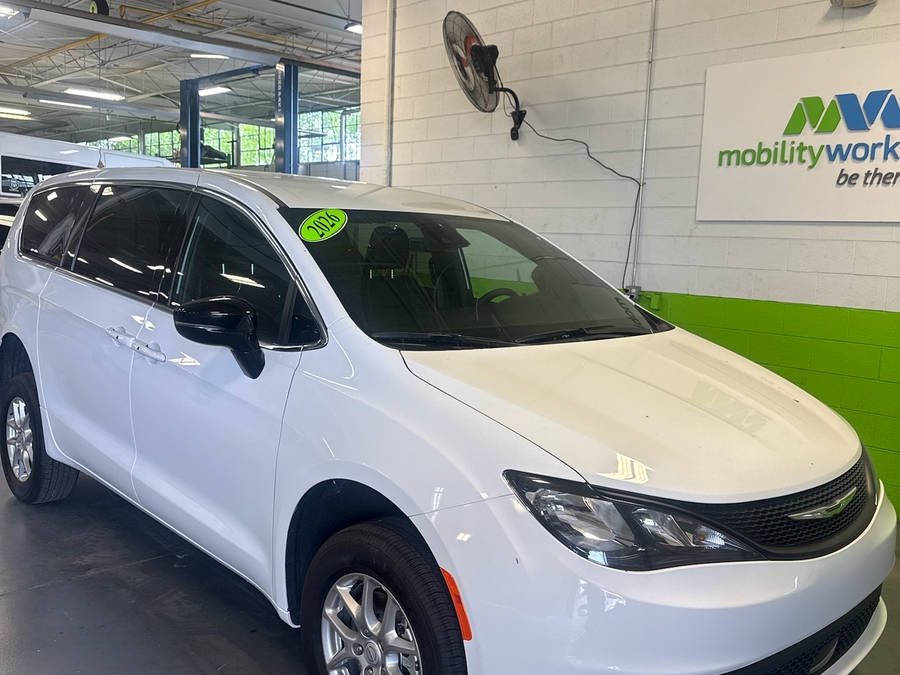 2026 Chrysler Voyager LX - Photo 4
