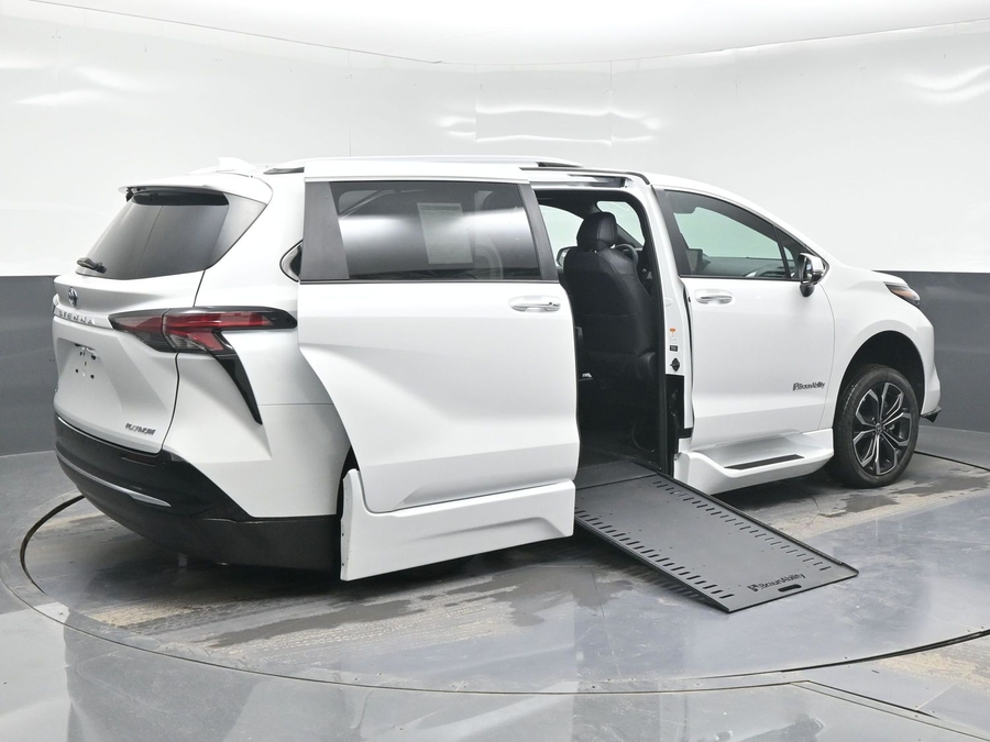 New 2025 Toyota Sienna Hybrid Platinum - BraunAbility Side Entry Entry In Floor Automatic Ramp