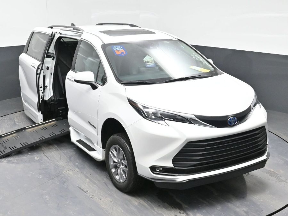 2025 TOYOTA SIENNA - Image 22