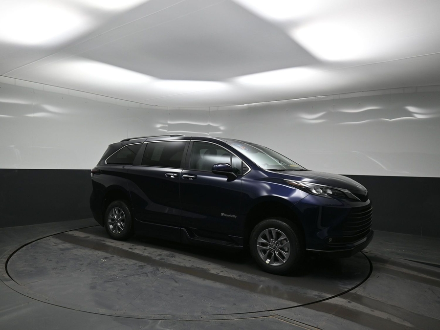 New 2026 Toyota Sienna Hybrid XLE Base - BraunAbility Side Entry Fold Out Automatic Ramp