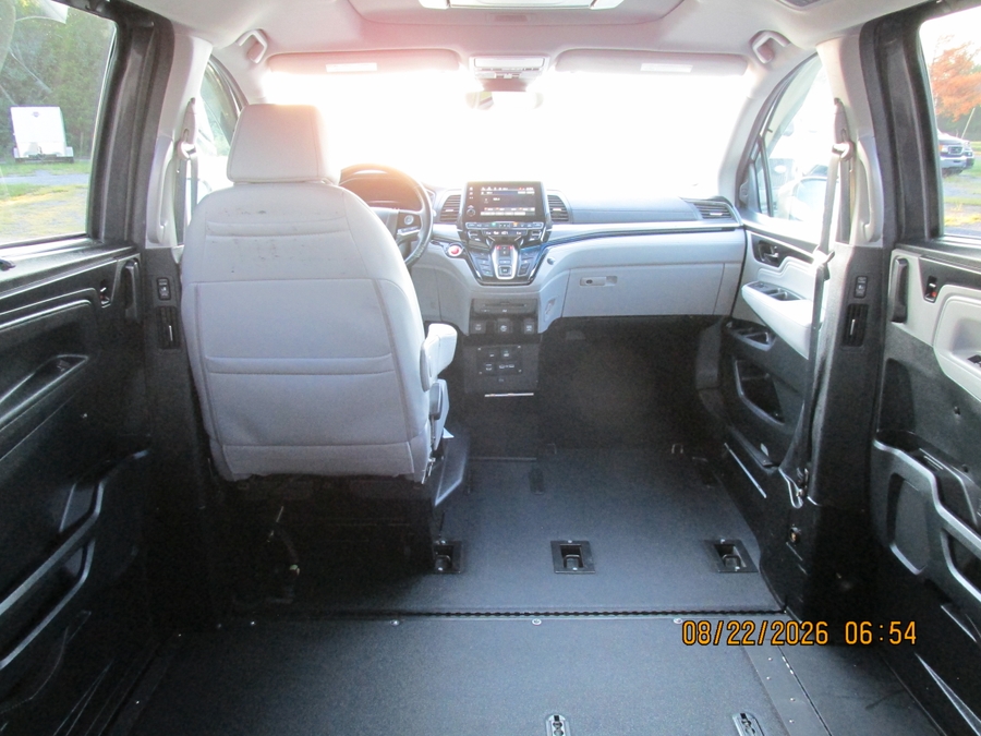 Grey Honda Odyssey image number 9