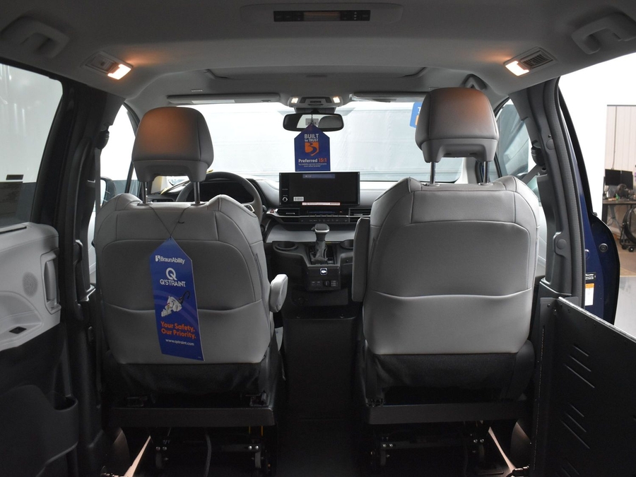 New 2025 Toyota Sienna Hybrid XLE Base - BraunAbility Side Entry Entry Fold Out Automatic Ramp