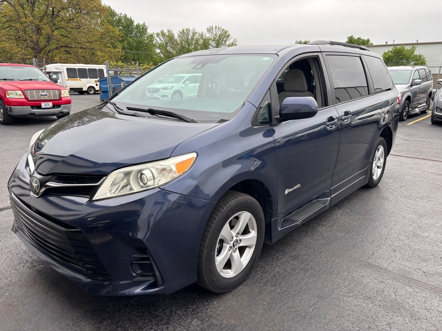 Used 2018 Toyota Sienna LE - BraunAbility Side Entry Entry In Floor Automatic Ramp