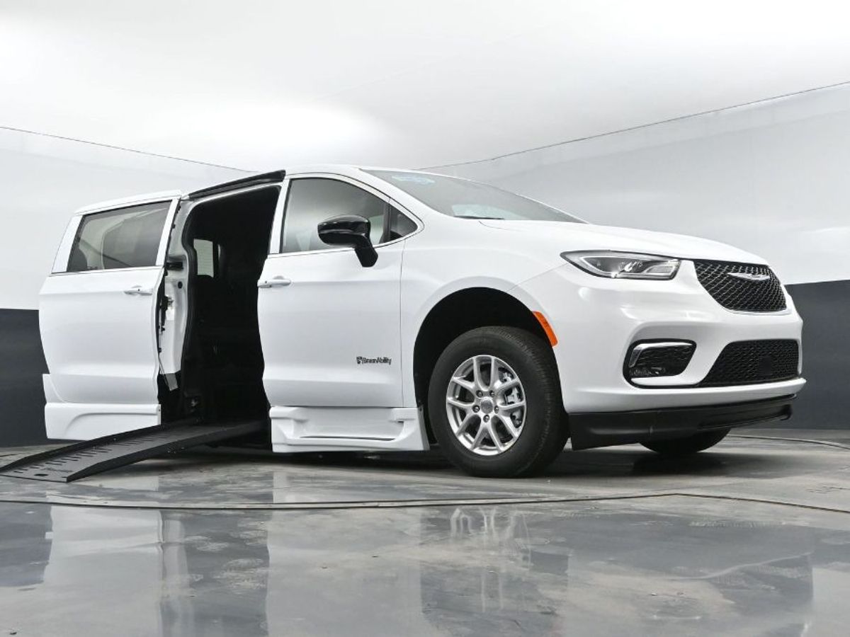 2024 Chrysler Pacifica Touring - Photo 11