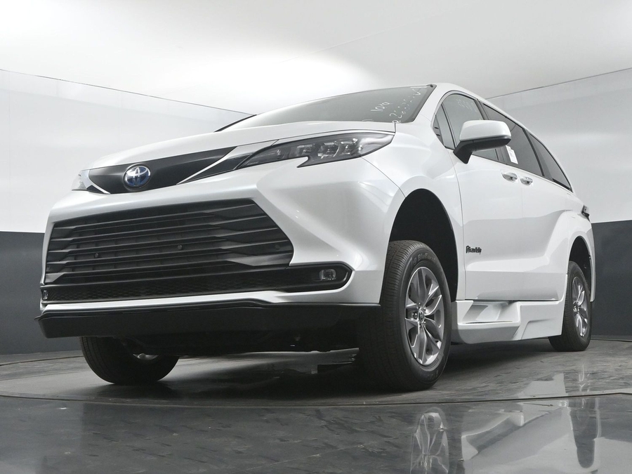 New 2025 Toyota Sienna Hybrid XLE Plus - BraunAbility Side Entry Entry Fold Out Automatic Ramp