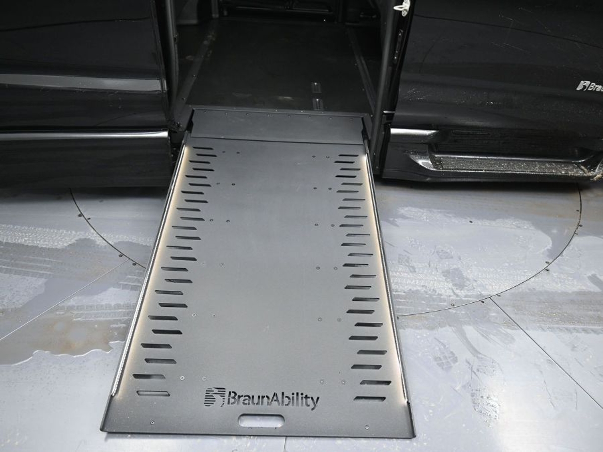 Black Chrysler Pacifica image number 10