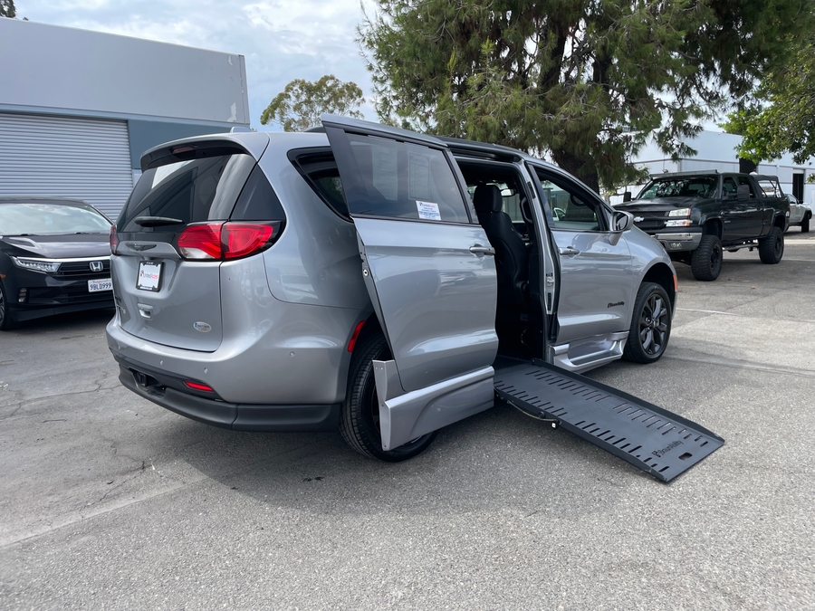 Used 2020 Chrysler Pacifica Touring L - BraunAbility Side Entry In Floor Automatic Ramp