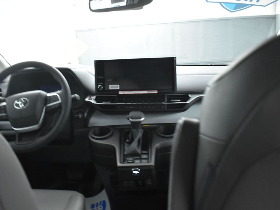 New 2025 Toyota Sienna Hybrid XLE Base - BraunAbility Side Entry Entry Fold Out Automatic Ramp