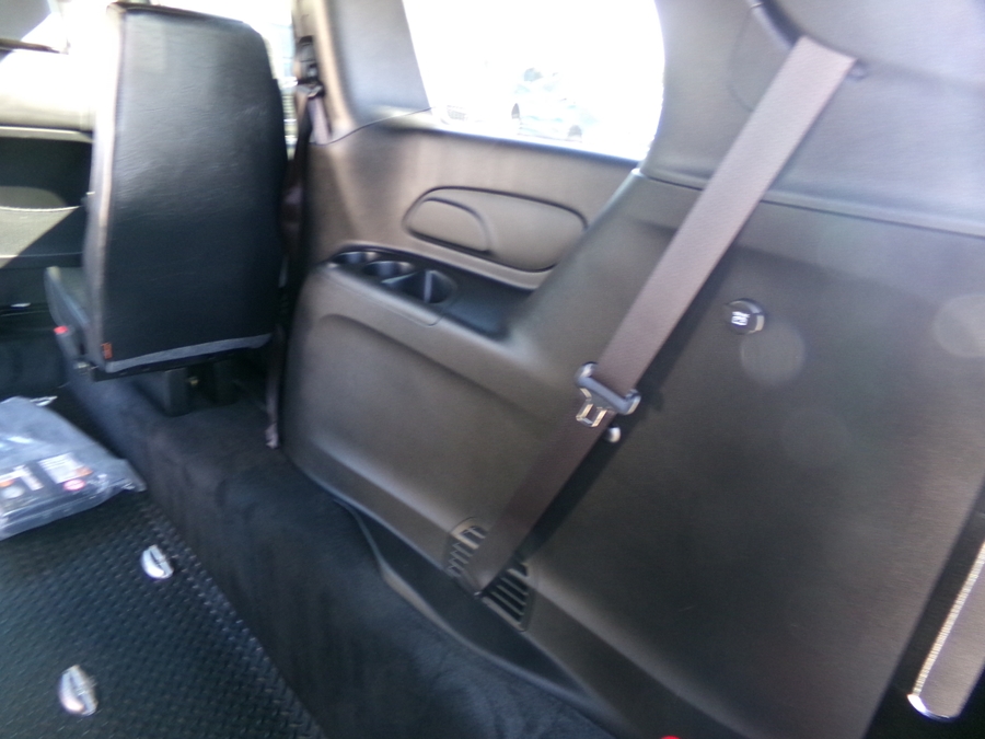 White Chrysler Voyager image number 17