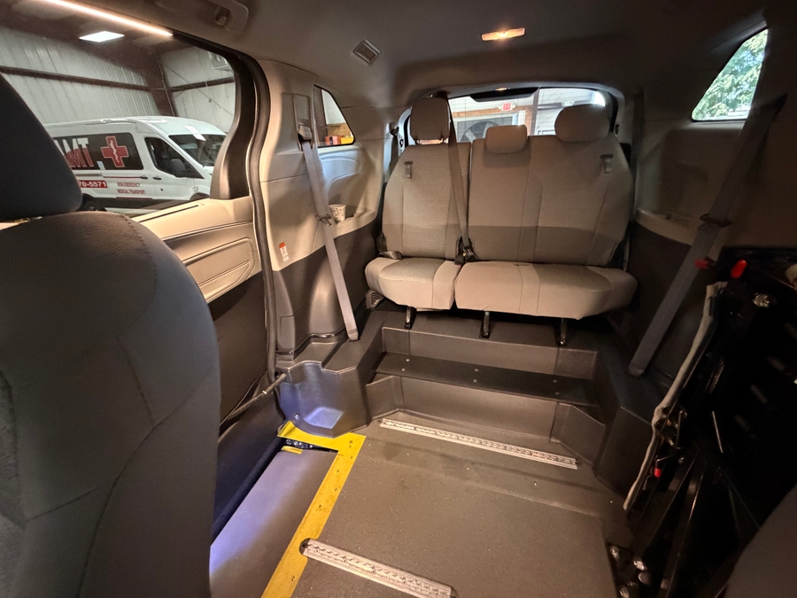 White Toyota Sienna image number 5