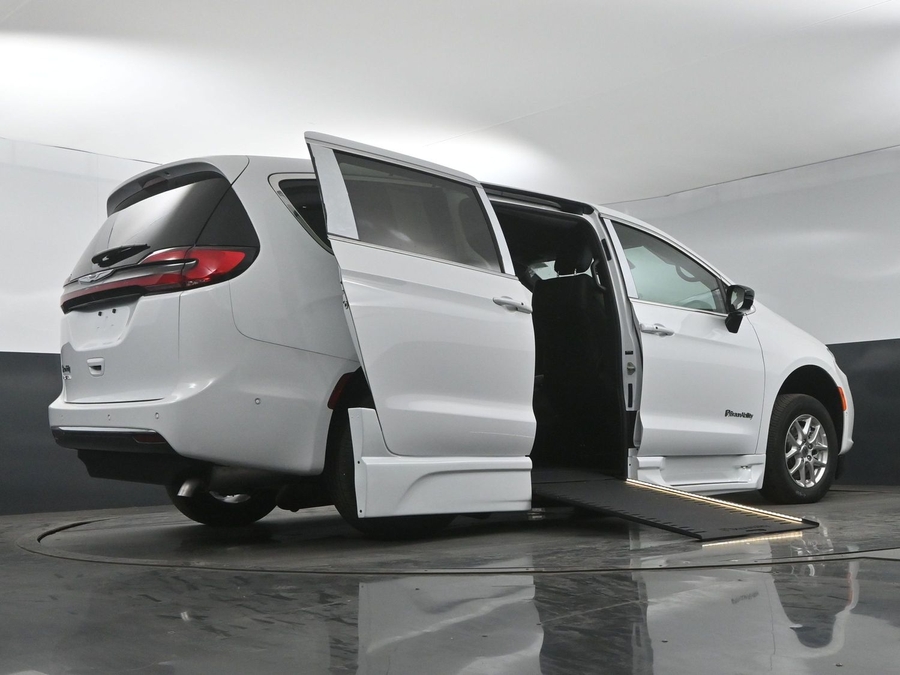 New 2025 Chrysler Pacifica Select Safety - BraunAbility Side Entry Entry In Floor Automatic Ramp