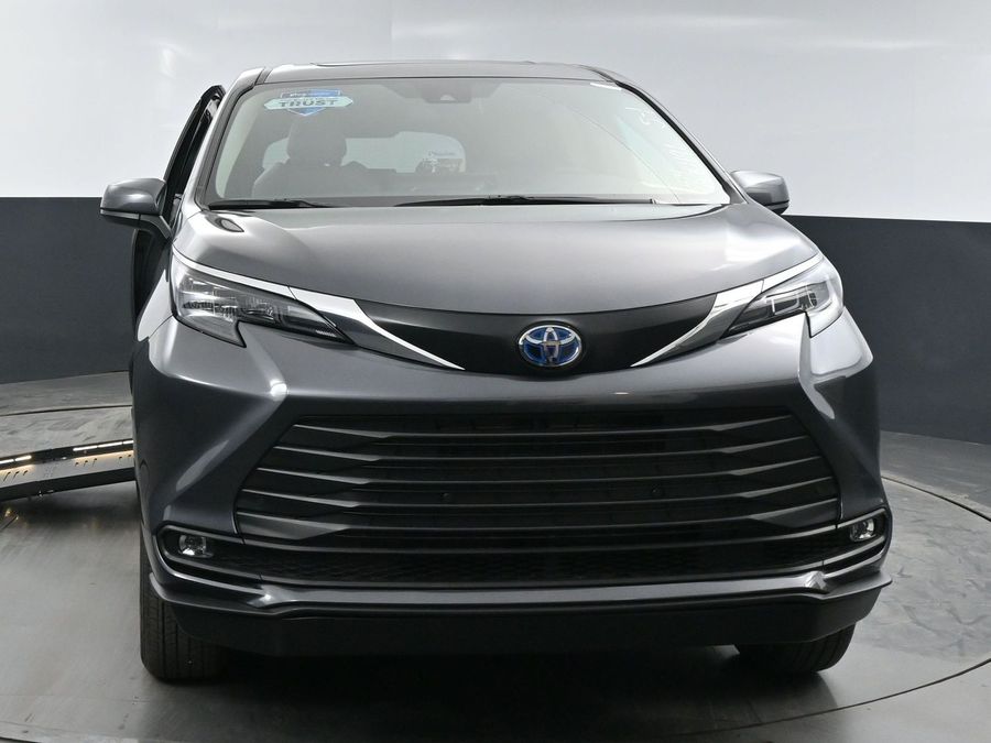 New 2025 Toyota Sienna Hybrid XLE Base - BraunAbility Side Entry Entry Fold Out Automatic Ramp