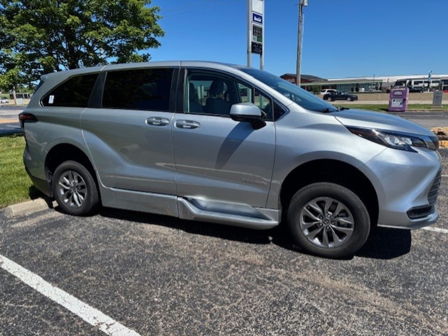 Used 2022 Toyota Sienna Hybrid LE - BraunAbility Side Entry Entry Fold Out Automatic Ramp