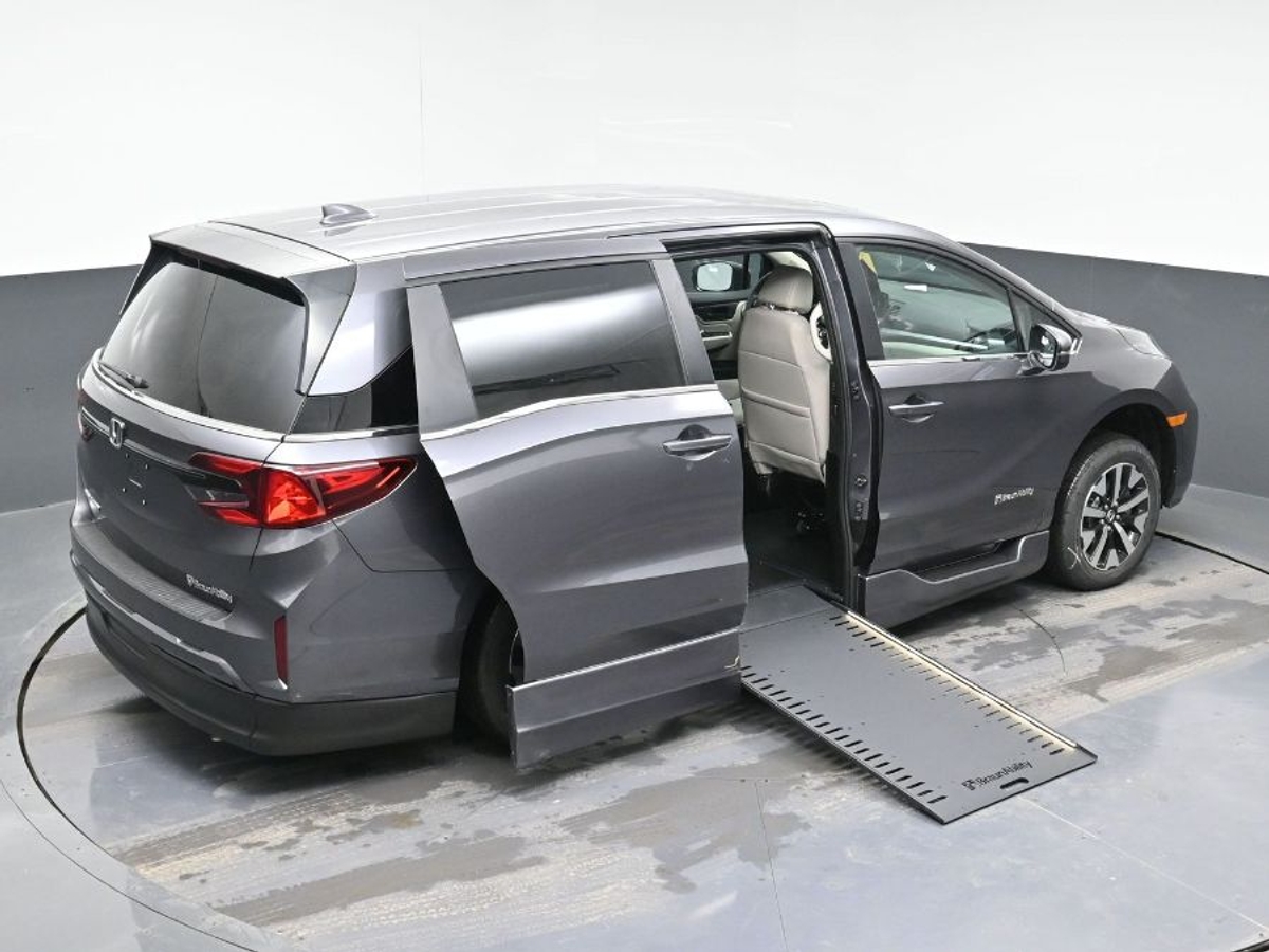 Grey Honda Odyssey image number 25