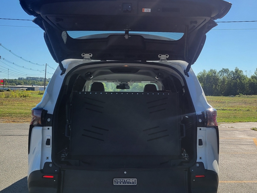 White Toyota Sienna image number 11