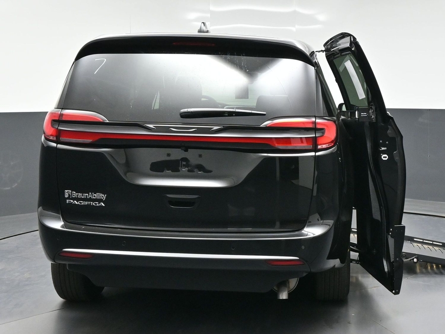 Black Chrysler Pacifica image number 3