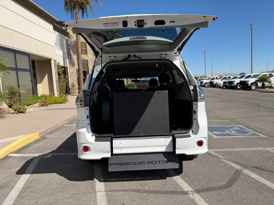 Used 2015 Toyota Sienna SE - Freedom Rear Entry Fold Out Automatic Ramp