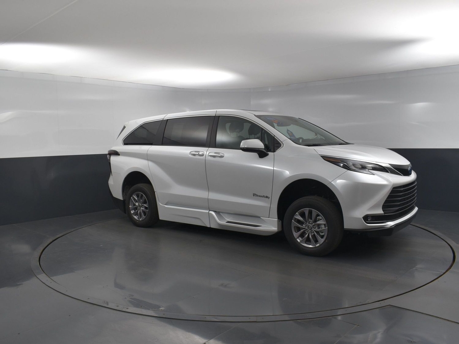 New 2025 Toyota Sienna Hybrid XLE Base - BraunAbility Side Entry Entry Fold Out Automatic Ramp