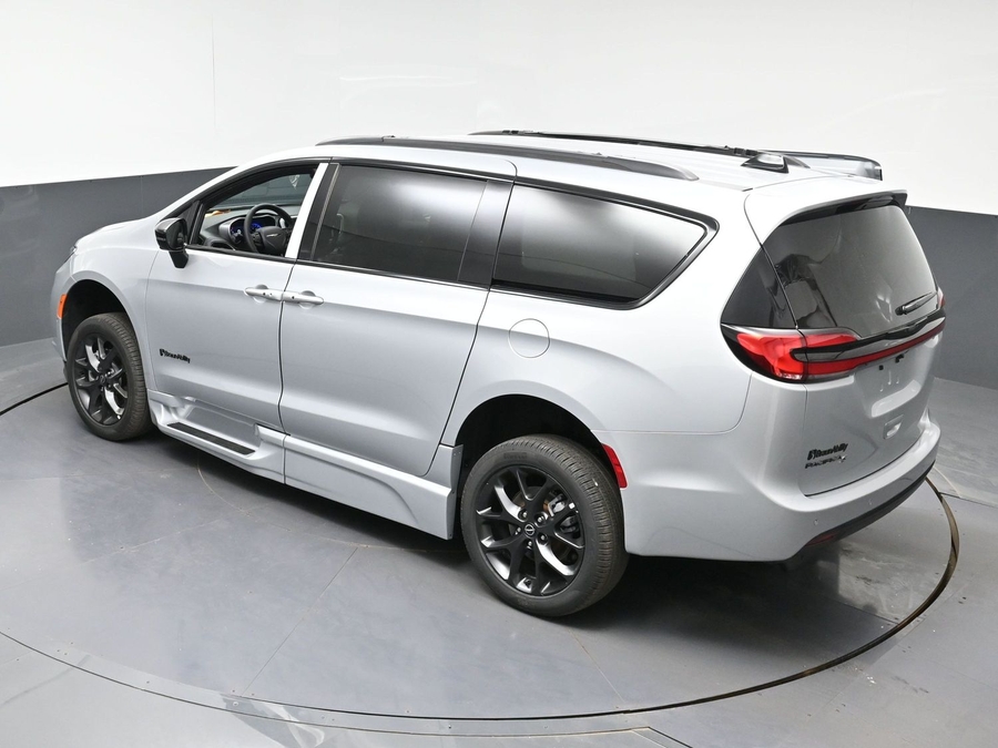 New 2026 Chrysler Pacifica Select Sport - BraunAbility Side Entry In Floor Automatic Ramp
