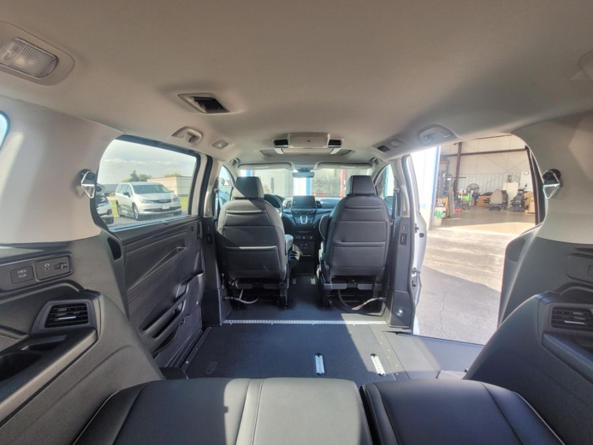 White Honda Odyssey image number 8