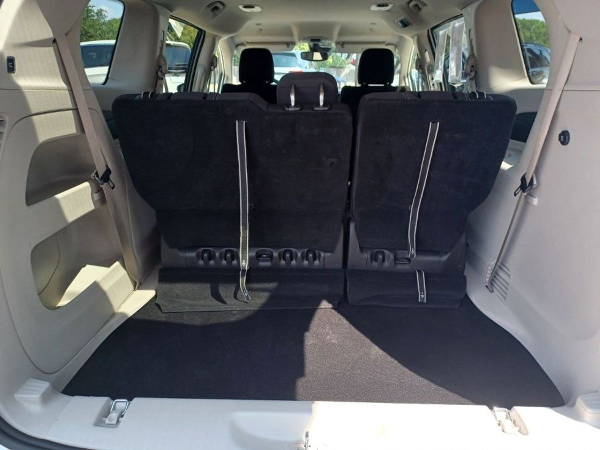 White Chrysler Voyager image number 18