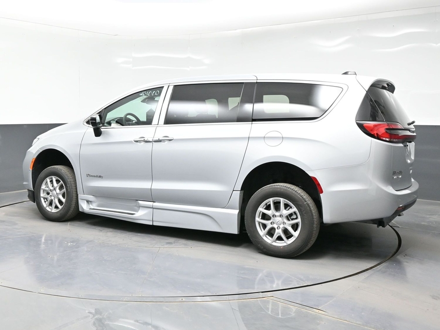 Silver Chrysler Pacifica image number 3