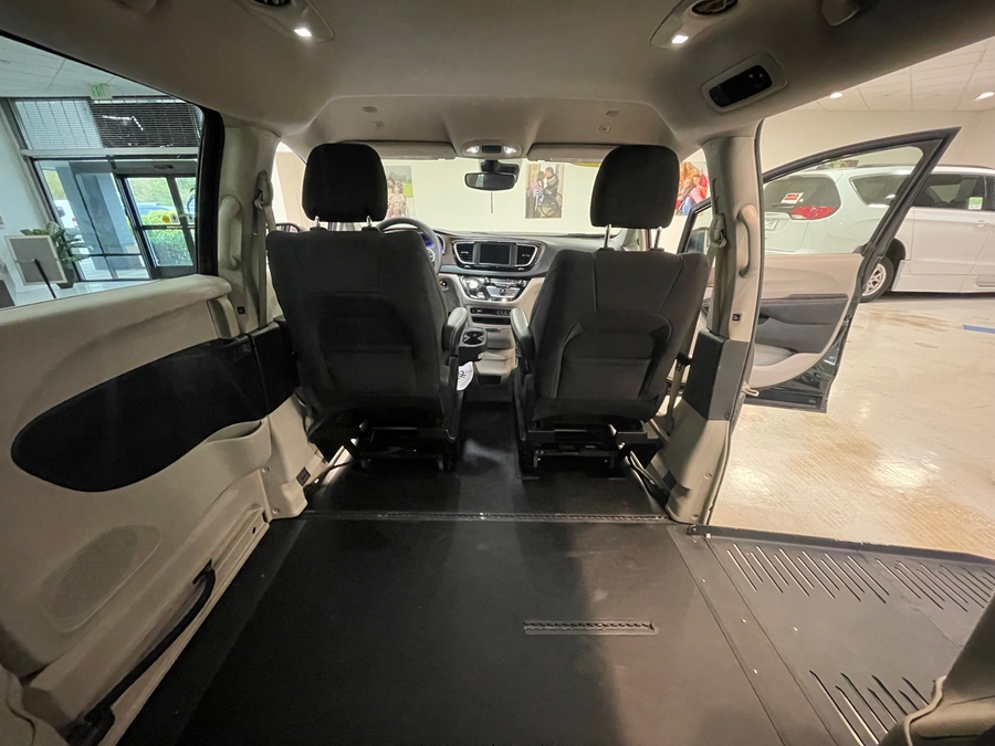 Black Chrysler Voyager image number 6