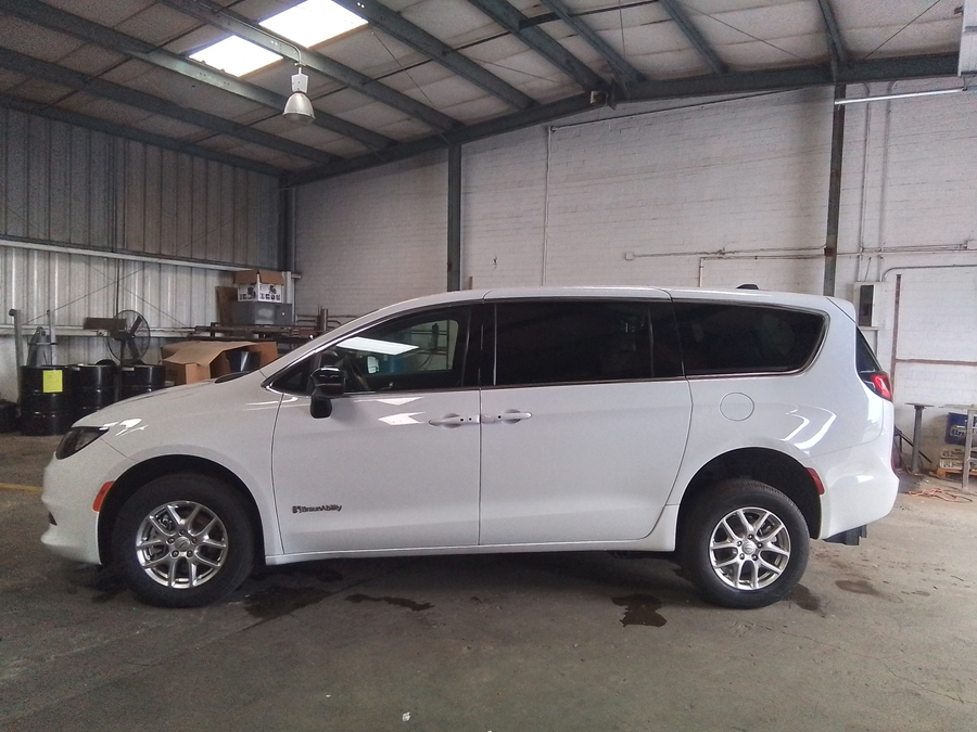 White Chrysler Voyager image number 3