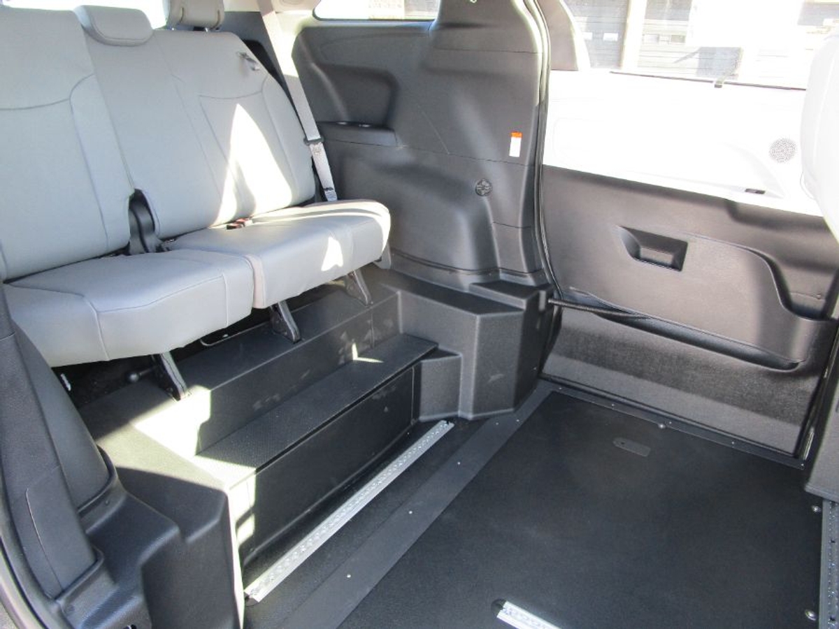 Silver Toyota Sienna image number 5