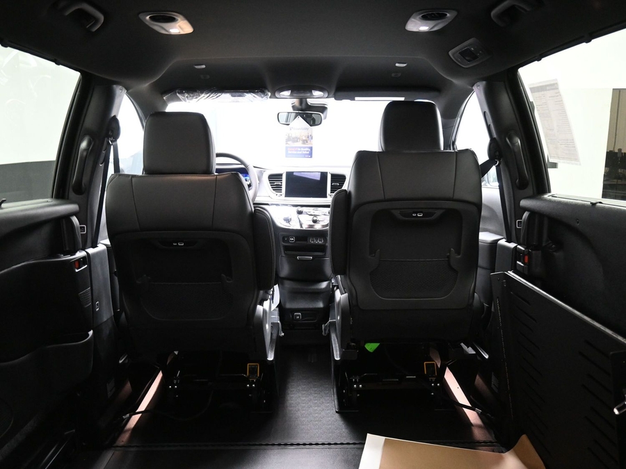 Black Chrysler Pacifica image number 14
