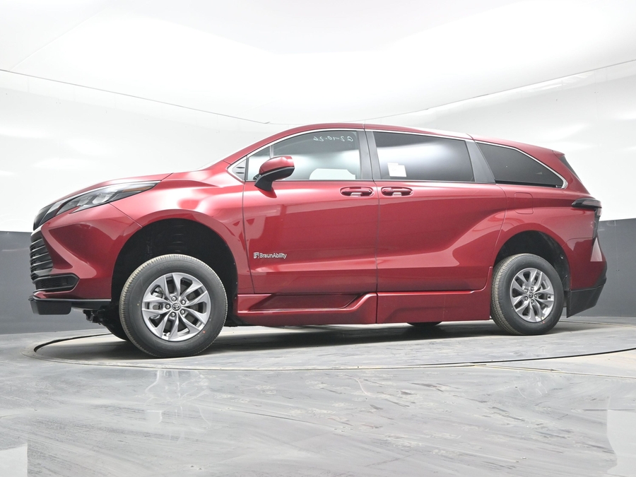 New 2026 Toyota Sienna Hybrid LE - BraunAbility Side Entry Fold Out Automatic Ramp