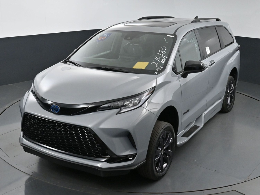 New 2025 Toyota Sienna Hybrid XSE Sport - BraunAbility Side Entry Entry Fold Out Automatic Ramp