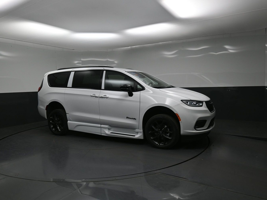 New 2026 Chrysler Pacifica Select Sport - BraunAbility Side Entry Fold Out Automatic Ramp