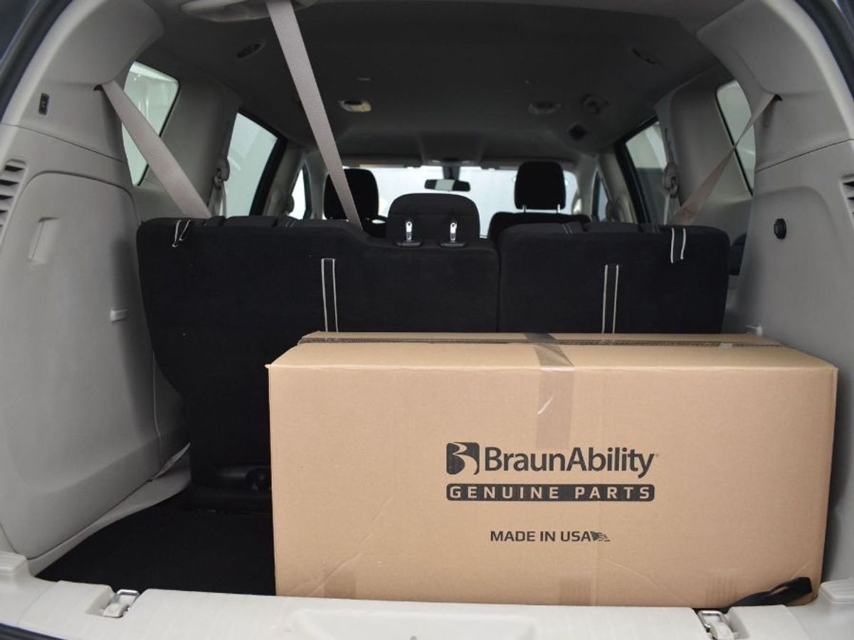 Grey Chrysler Voyager image number 13