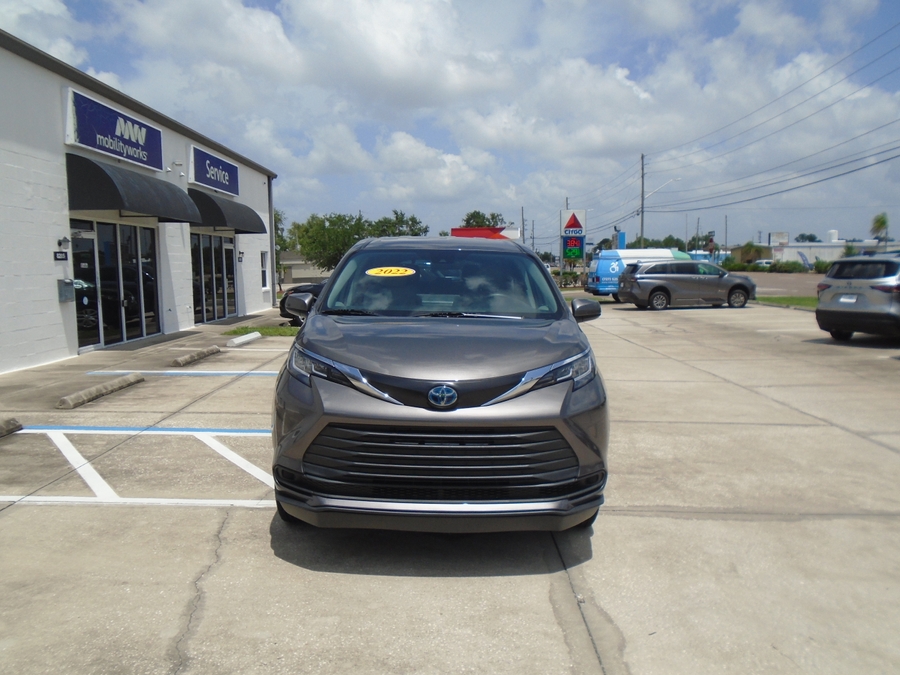 Grey Toyota Sienna image number 9