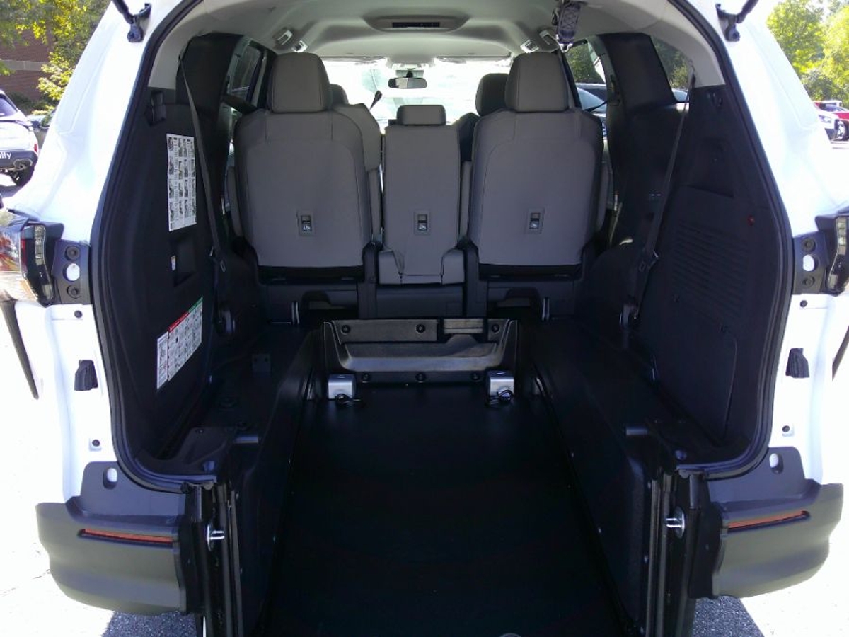 White Toyota Sienna image number 11