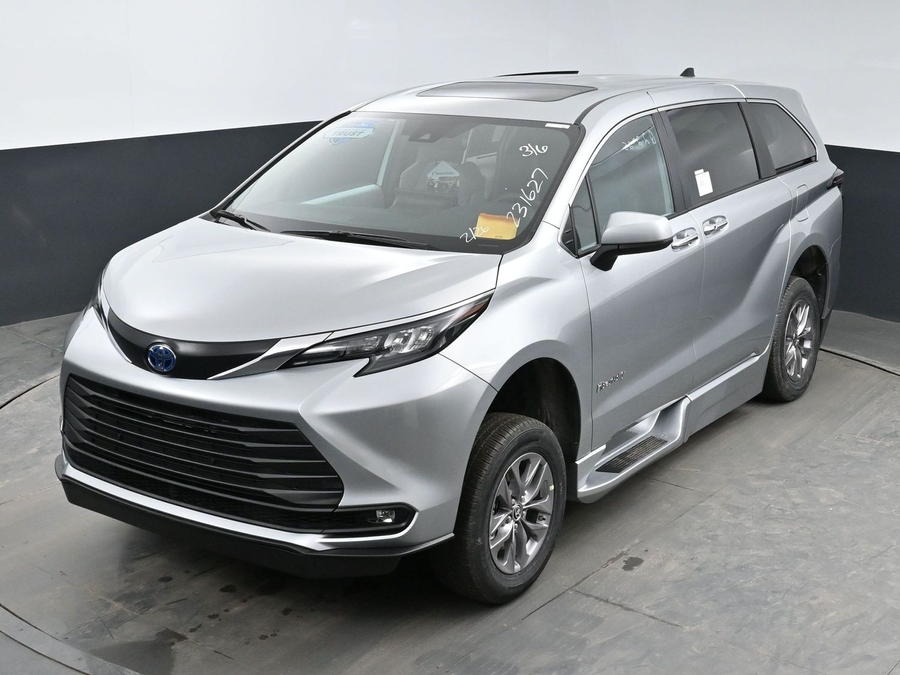 New 2025 Toyota Sienna Hybrid XLE Base - BraunAbility Side Entry Entry Fold Out Automatic Ramp