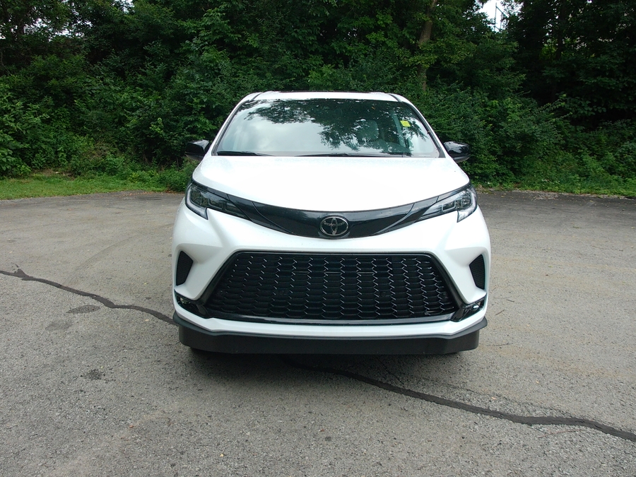 White Toyota Sienna image number 1