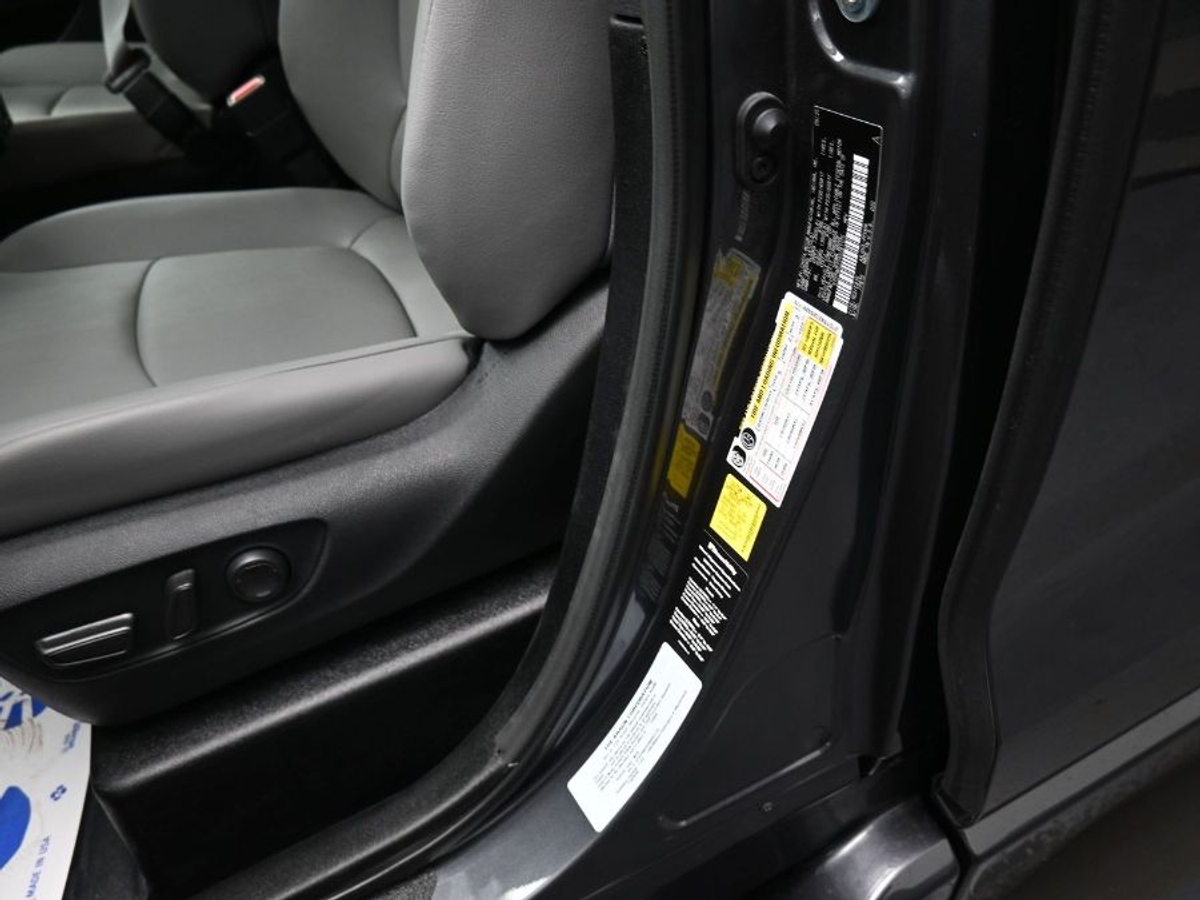 Grey Toyota Sienna image number 11