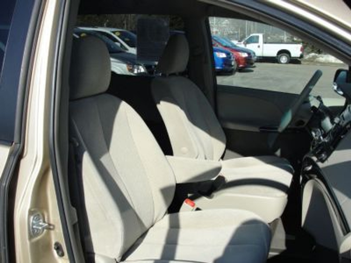 2011 TOYOTA SIENNA - Image 6