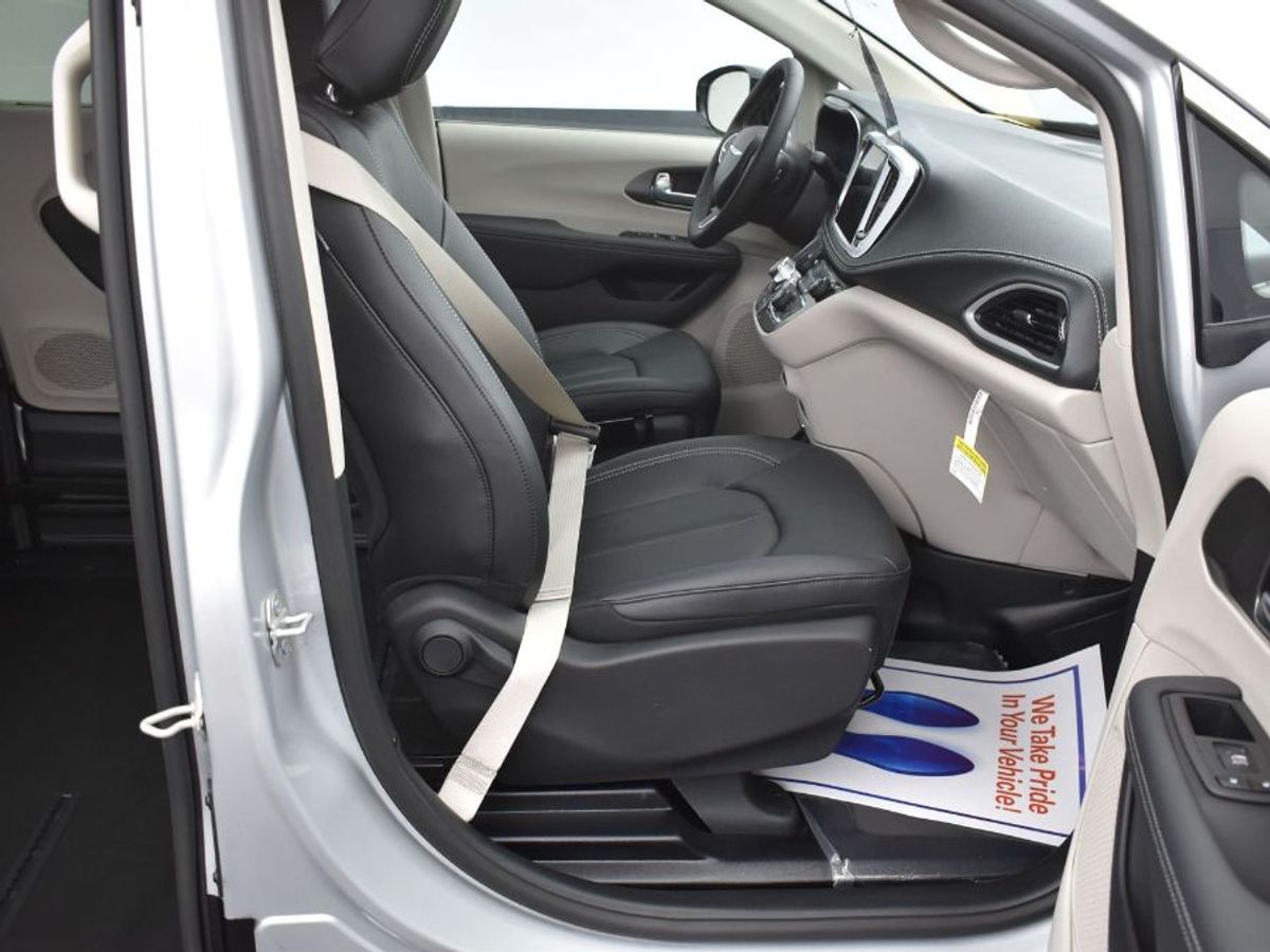 Silver Chrysler Pacifica image number 2